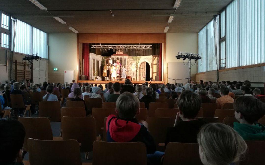 Weihnachtsmärchen in der Turnhalle der Regenbogenschule